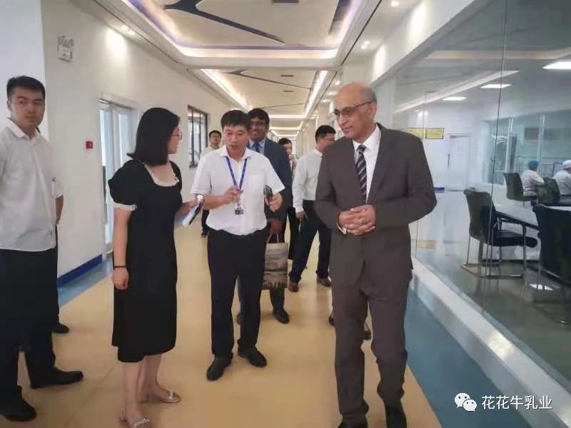 巴基斯坦驻华大使莫因·哈克 莅临花花牛乳业集团参观访问