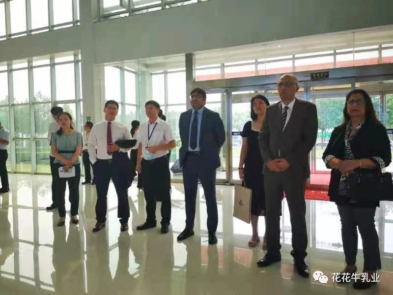 巴基斯坦驻华大使莫因·哈克 莅临花花牛乳业集团参观访问