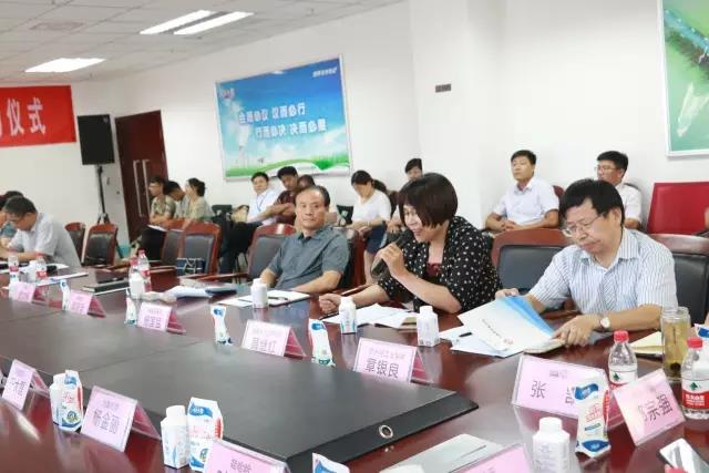河南省食品安全座谈会暨百场食安讲座进校园启动仪式在花花牛举行