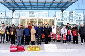 新春佳节暖人心 坚守一线显担当 ——河南农业投资集团党委委员、副总经理兼花花牛乳业集团党委书记、董事长张峰慰问花花牛乳业在岗员工
